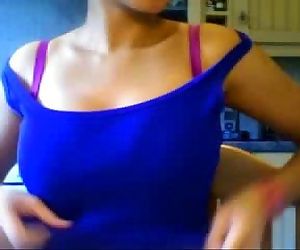 Hot Indian Girl Shows her..